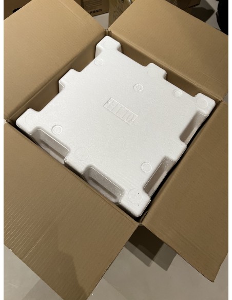 Sala de cine en casa con proyector y televisión