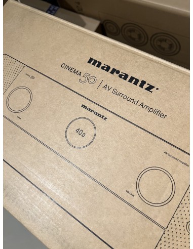 Sala de cine en casa con proyector y televisión