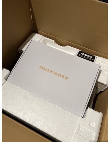 Sala de cine en casa con proyector y televisión