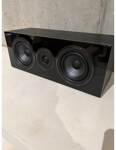 Sala de cine en casa con proyector y televisión