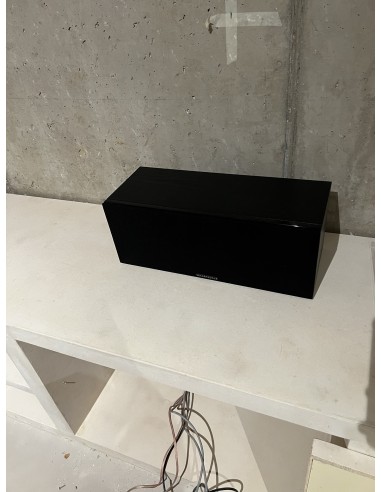 Sala de cine en casa con proyector y televisión