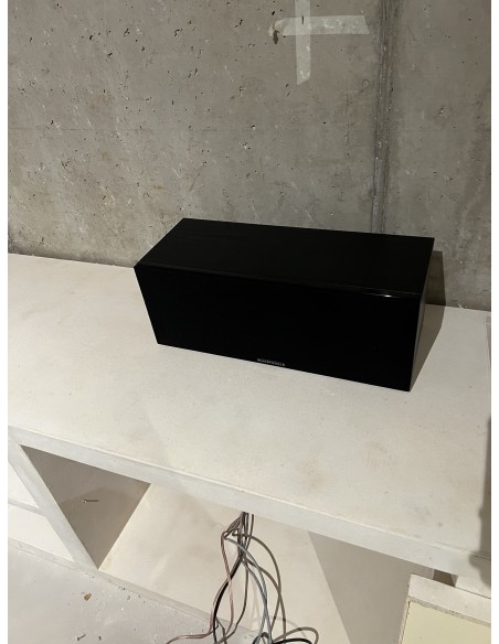 Sala de cine en casa con proyector y televisión