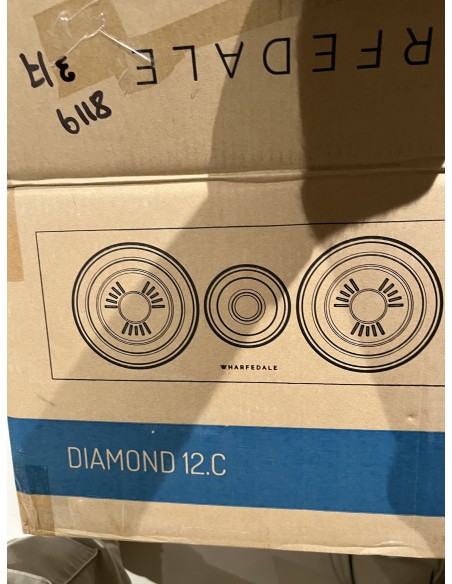 Sala de cine en casa con proyector y televisión