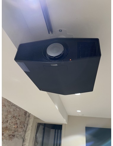 Sala de cine en casa con proyector y televisión