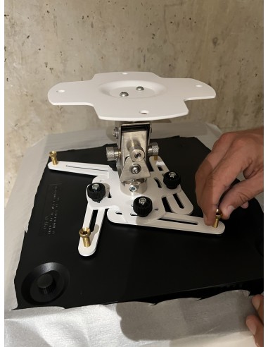 Sala de cine en casa con proyector y televisión