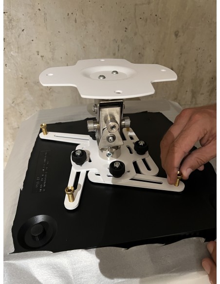 Sala de cine en casa con proyector y televisión