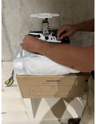 Sala de cine en casa con proyector y televisión