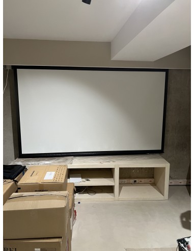 Sala de cine en casa con proyector y televisión