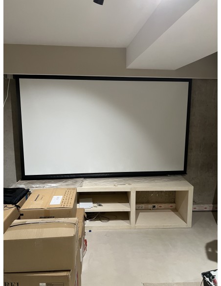 Sala de cine en casa con proyector y televisión