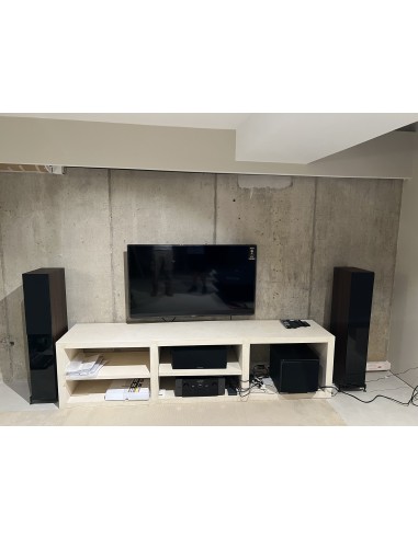 Sala de cine en casa con proyector y televisión