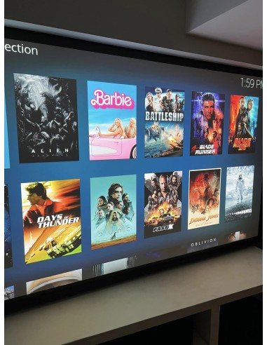 Sala de cine en casa con proyector y televisión