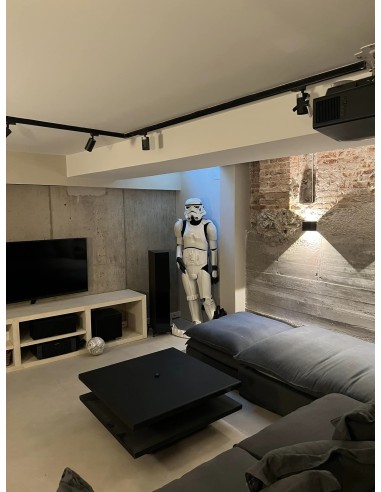 Sala de cine en casa con proyector y televisión