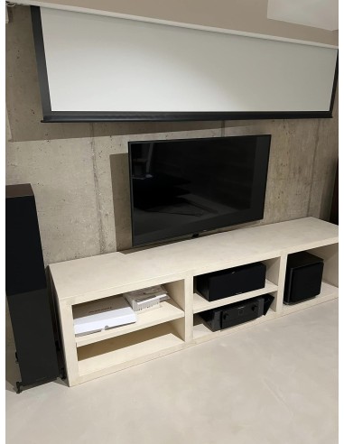 Sala de cine en casa con proyector y televisión