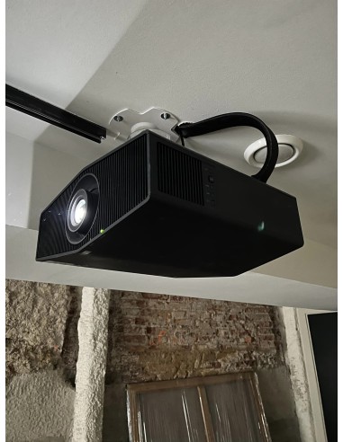 Sala de cine en casa con proyector y televisión