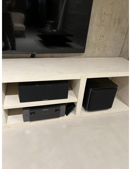 Sala de cine en casa con proyector y televisión