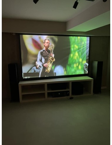 Sala de cine en casa con proyector y televisión