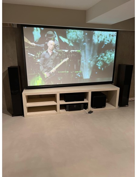 Sala de cine en casa con proyector y televisión