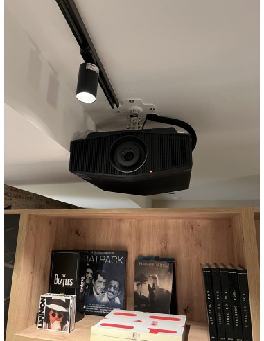 Sala de cine en casa con proyector y televisión