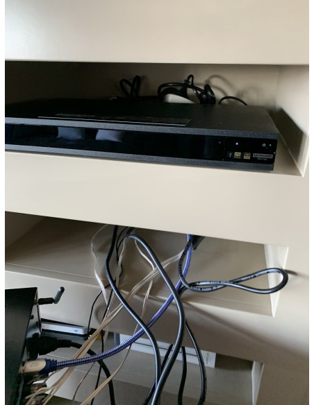 Cine en casa TV Philips 65" B&W con Marantz