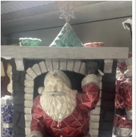 Papá Noel saliendo de la chimenea: decoración navideña 2025 con estilo – Hermes Cinema