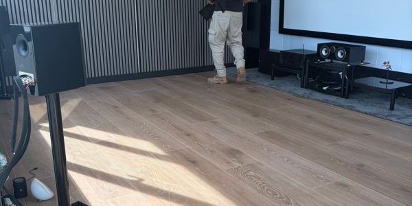 Instalación de cine en casa en Barcelona: cómo trabajamos en Hermes Cinema