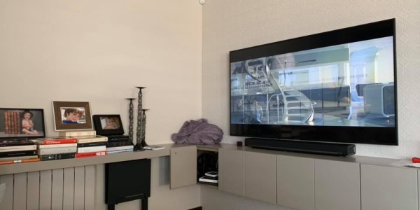 Distancia ideal entre sofá y pantalla en un cine en casa