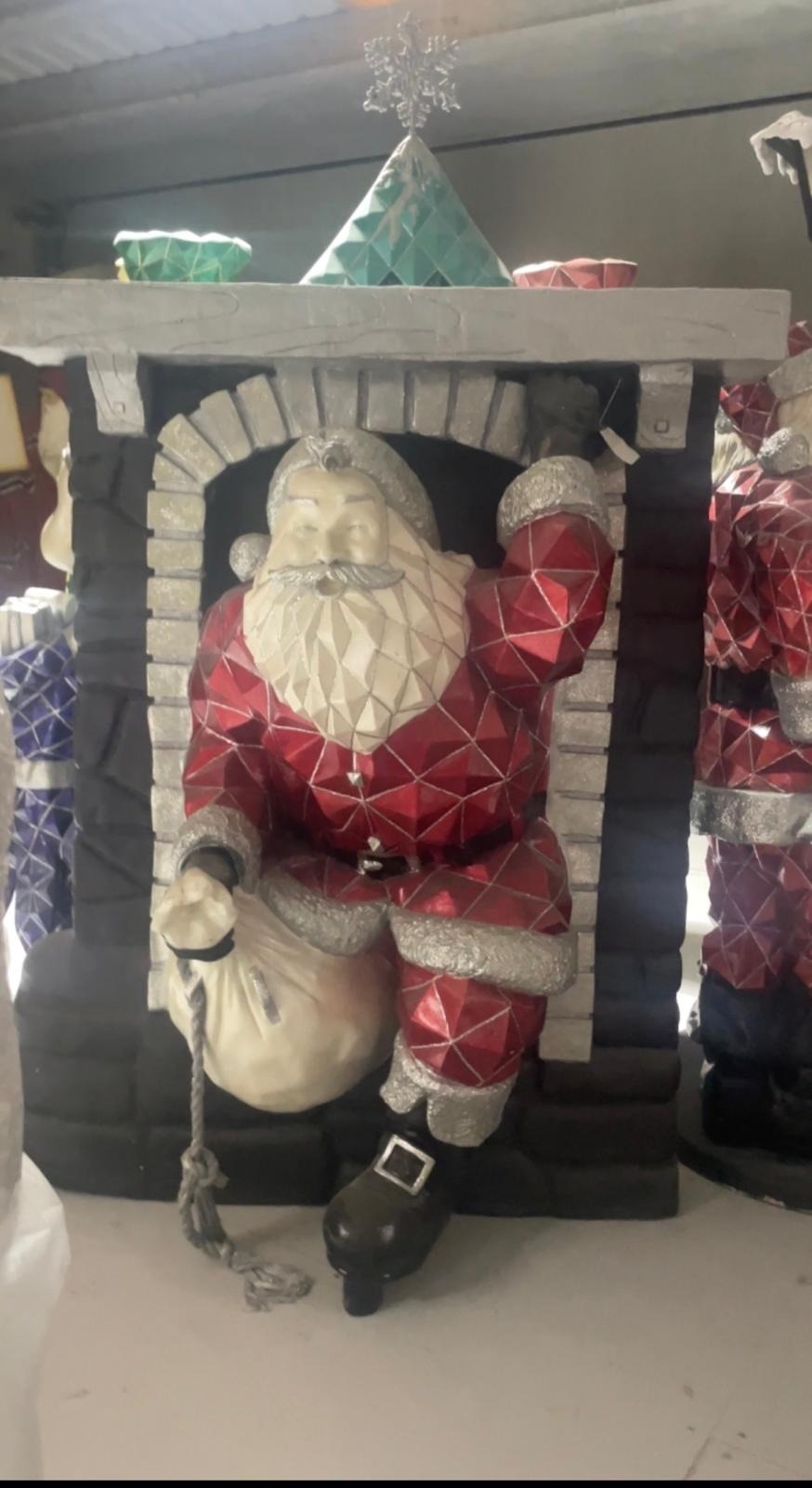 Papá Noel saliendo de la chimenea: decoración navideña 2025 con estilo – Hermes Cinema