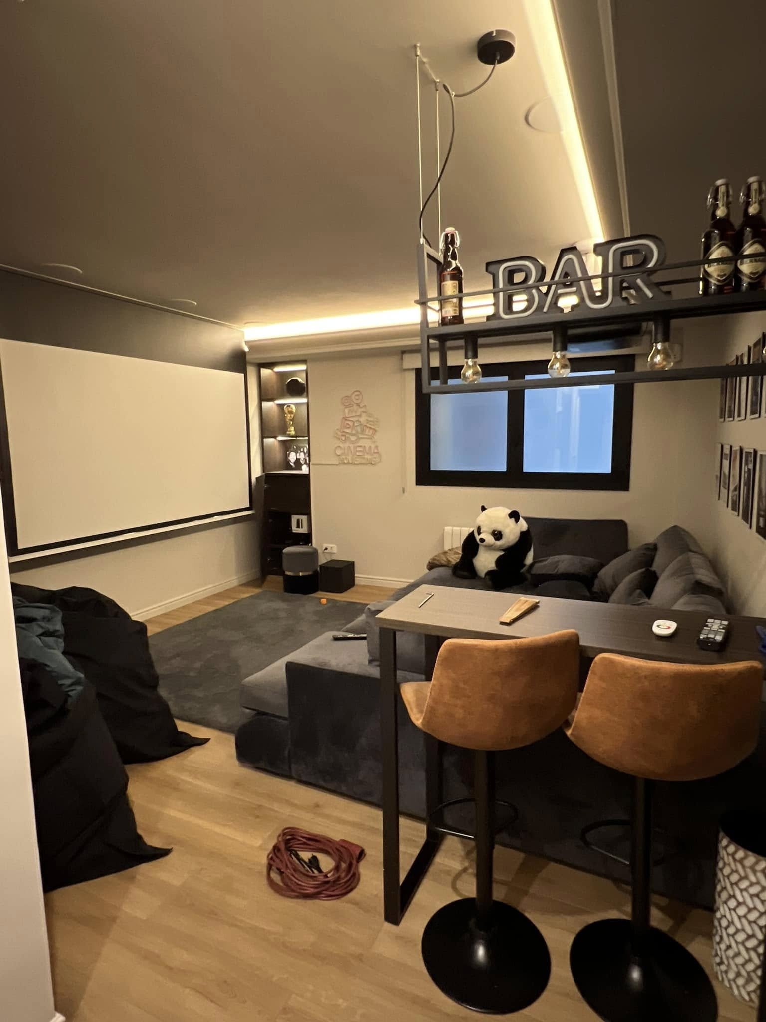 Distancia ideal entre sofá y pantalla en un cine en casa